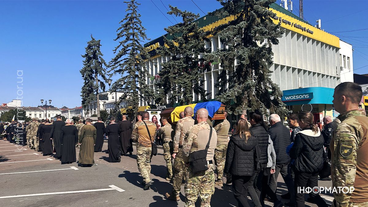 У Коломиї попрощались із загиблим капітаном поліції Ігорем Мартинюком 15