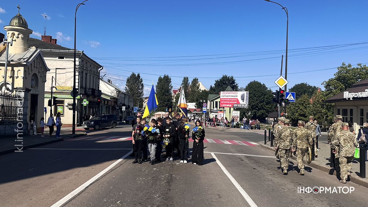 У Коломиї попрощались із загиблим капітаном поліції Ігорем Мартинюком 24