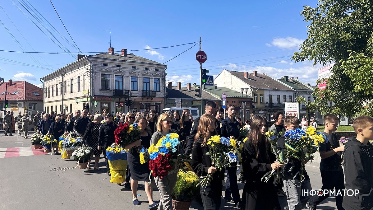 У Коломиї попрощались із загиблим капітаном поліції Ігорем Мартинюком 25