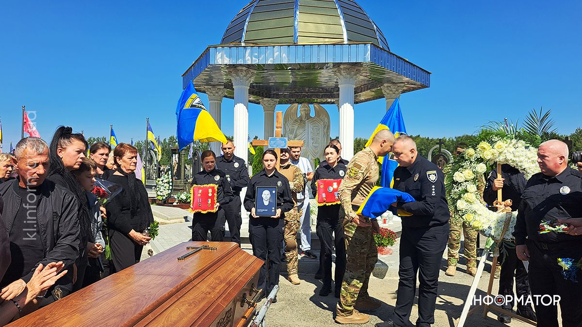 У Коломиї попрощались із загиблим капітаном поліції Ігорем Мартинюком 34