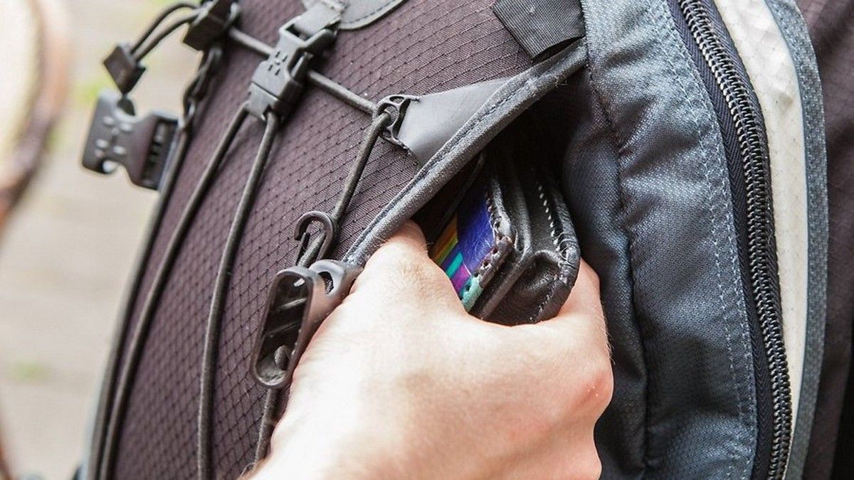 Замість "Добрий вечір!" — крадіжка: юний колядник виніс із хати рюкзак з грошима. Що вирішив суд