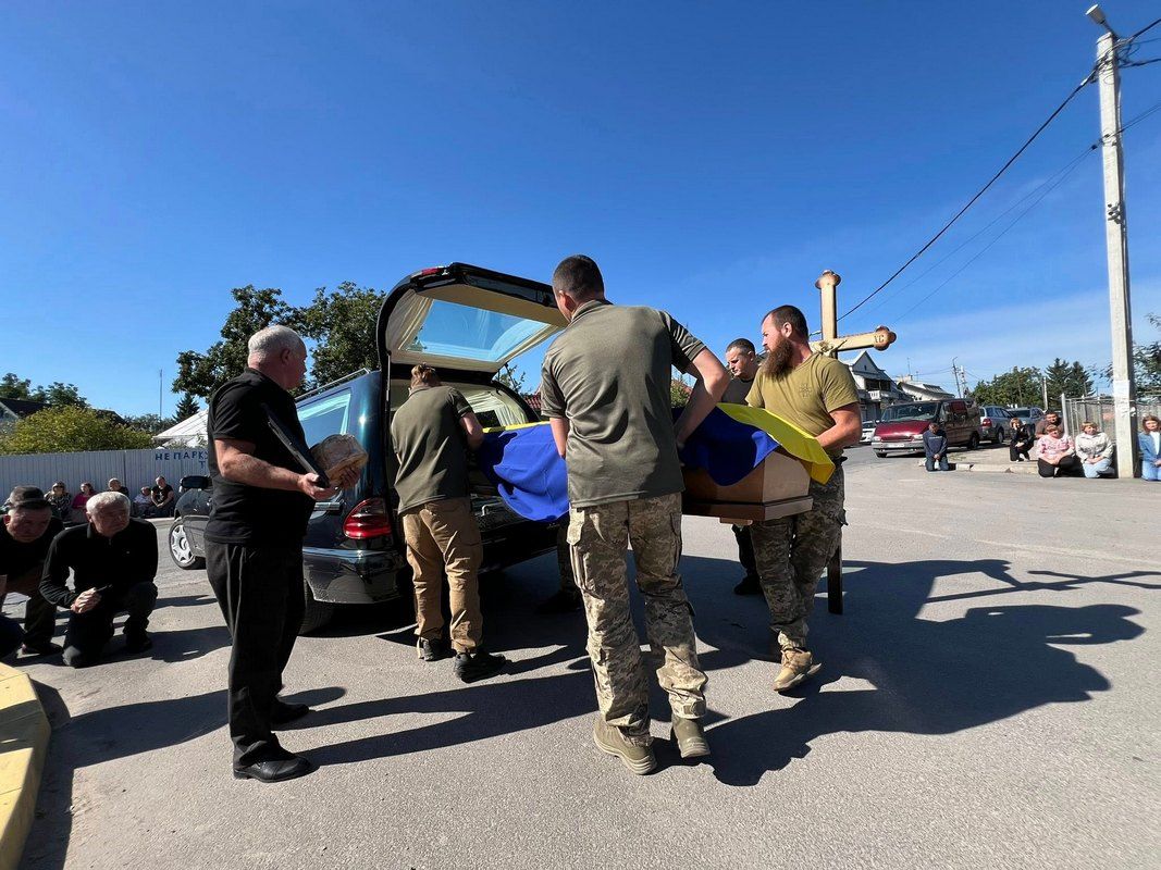 Городенківська громада на колінах зустріла померлого захисника Михайла Ткачука 9
