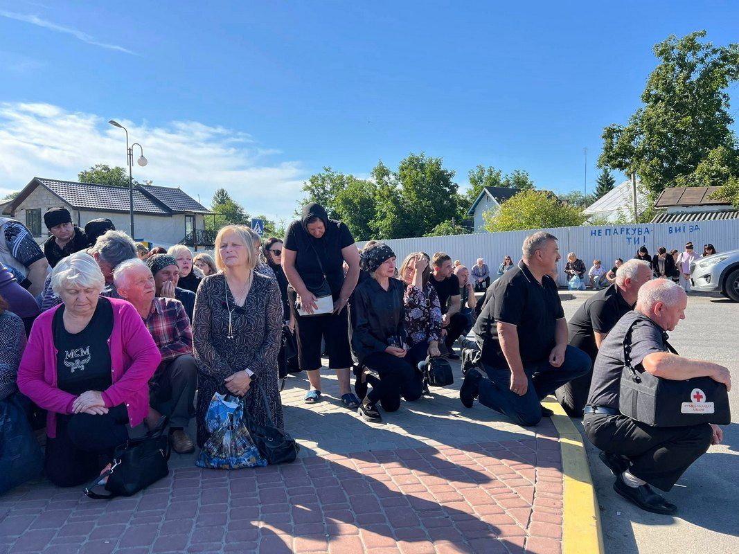 Городенківська громада на колінах зустріла померлого захисника Михайла Ткачука 4