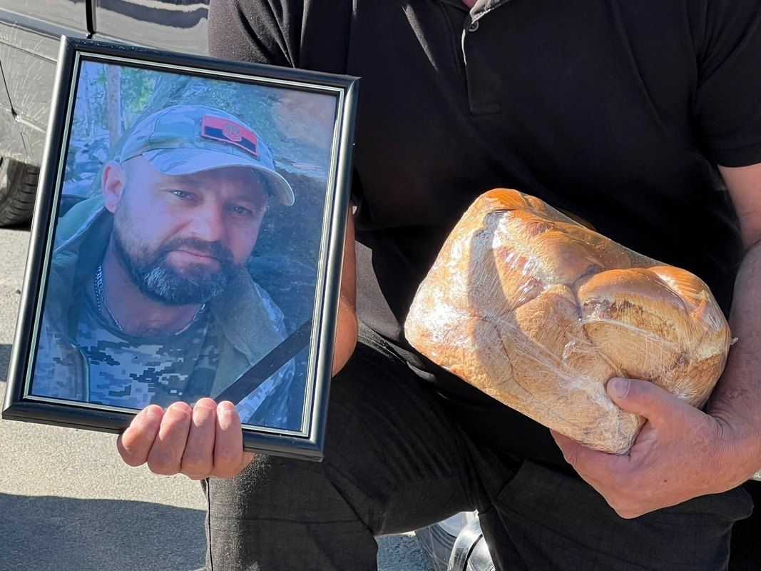 Городенківська громада на колінах зустріла померлого захисника Михайла Ткачука 5