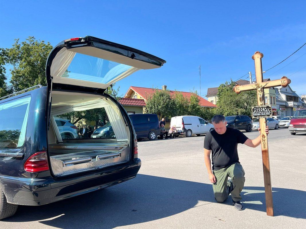 Городенківська громада на колінах зустріла померлого захисника Михайла Ткачука 6