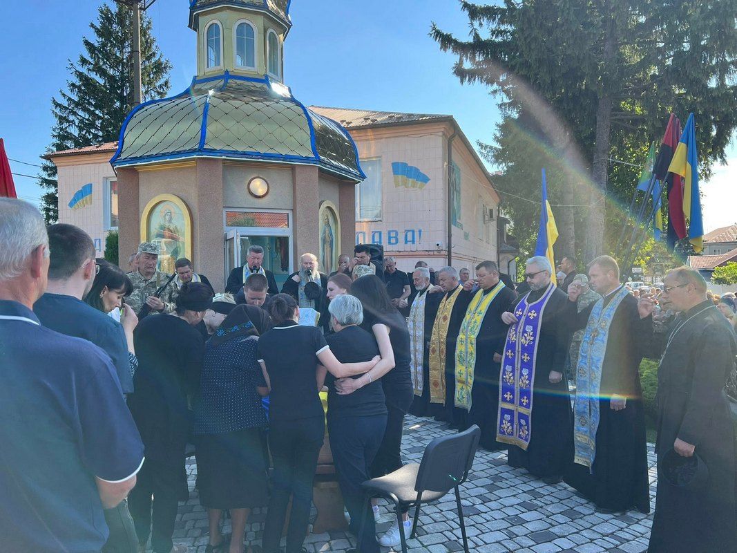 Городенківська громада на колінах зустріла померлого захисника Михайла Ткачука 8