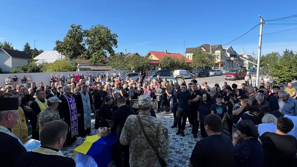 Городенківська громада на колінах зустріла померлого захисника Михайла Ткачука