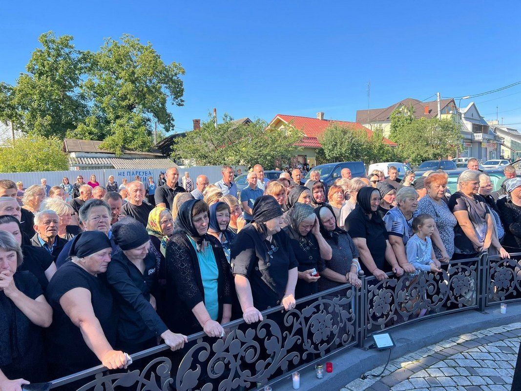 Городенківська громада на колінах зустріла померлого захисника Михайла Ткачука 7