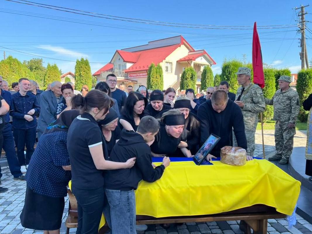 Городенківська громада на колінах зустріла померлого захисника Михайла Ткачука 3