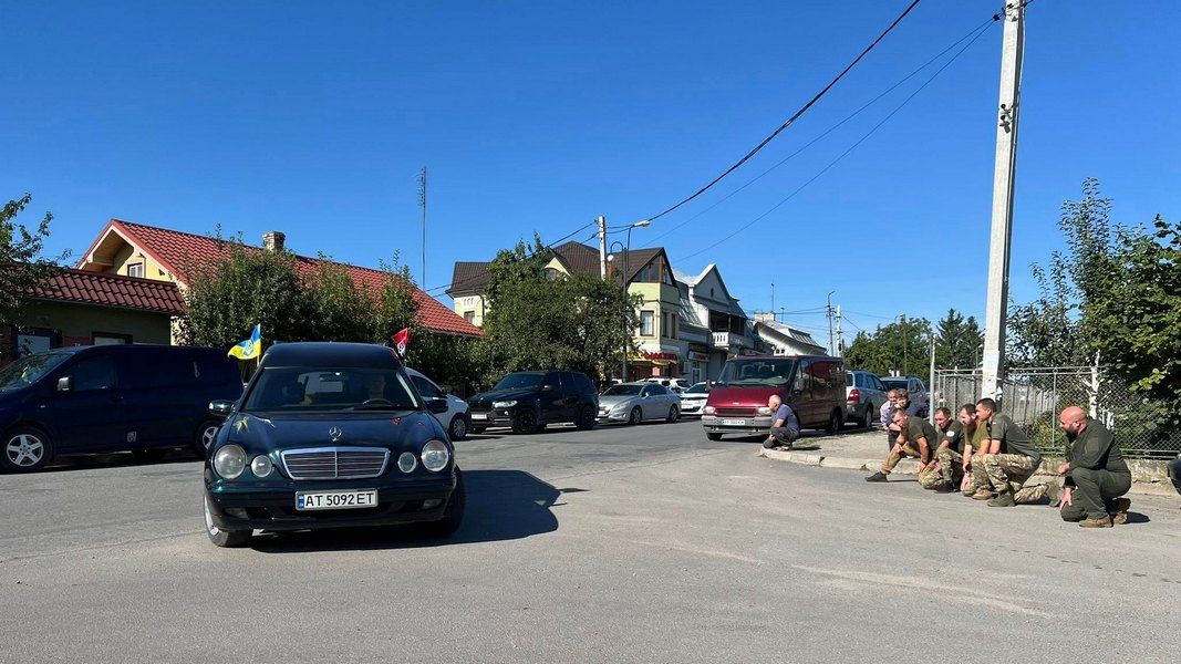 Городенківська громада на колінах зустріла померлого захисника Михайла Ткачука 1