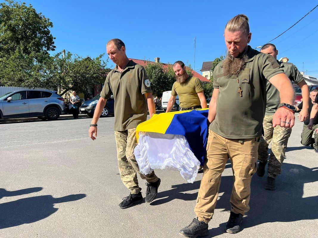 Городенківська громада на колінах зустріла померлого захисника Михайла Ткачука 2