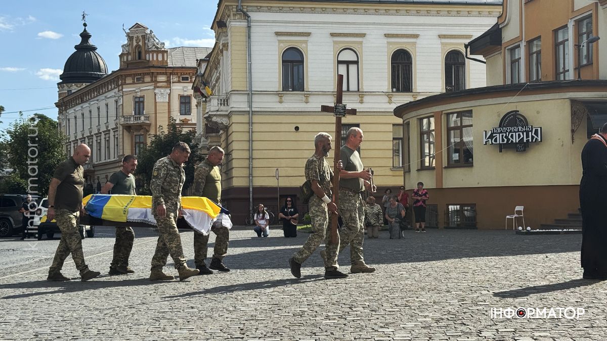 Коломияни на колінах зустріли скорботний кортеж з тілом захисника Ігоря Тодоріва