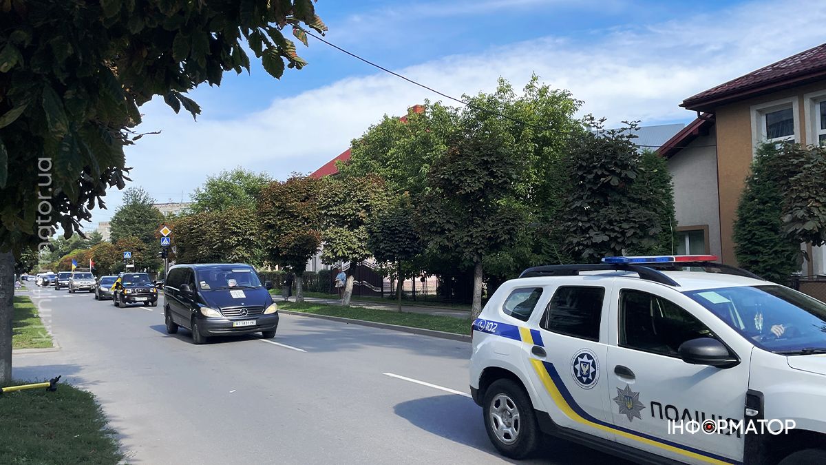 Коломияни на колінах зустріли скорботний кортеж з тілом захисника Ігоря Тодоріва 1