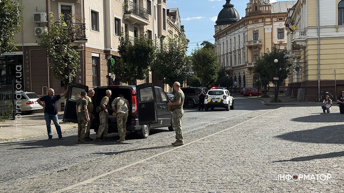 Коломияни на колінах зустріли скорботний кортеж з тілом захисника Ігоря Тодоріва 2