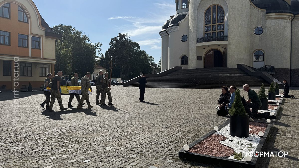 Коломияни на колінах зустріли скорботний кортеж з тілом захисника Ігоря Тодоріва 3