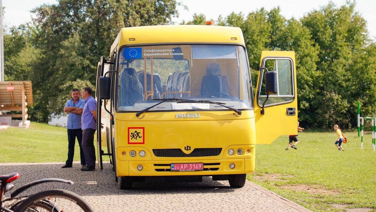 Для школярів в Лісній Слобідці передали новий автобус