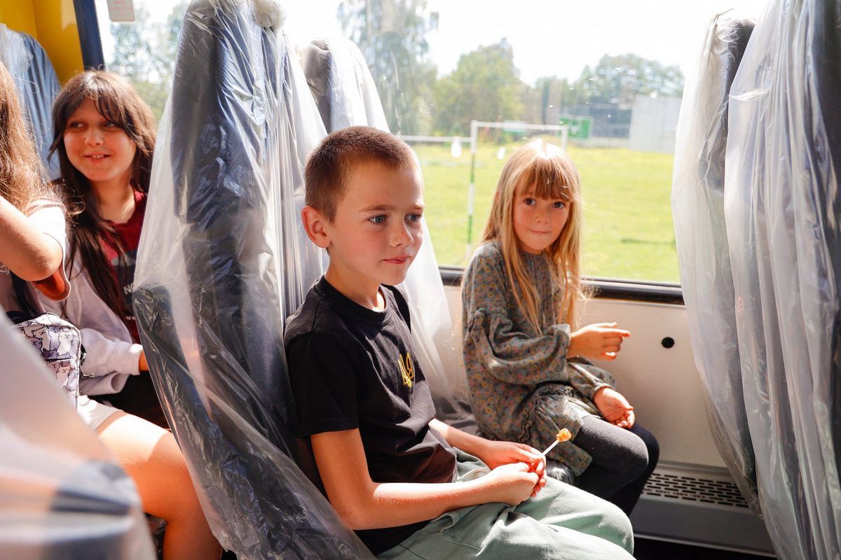 Для школярів в Лісній Слобідці передали новий автобус 3