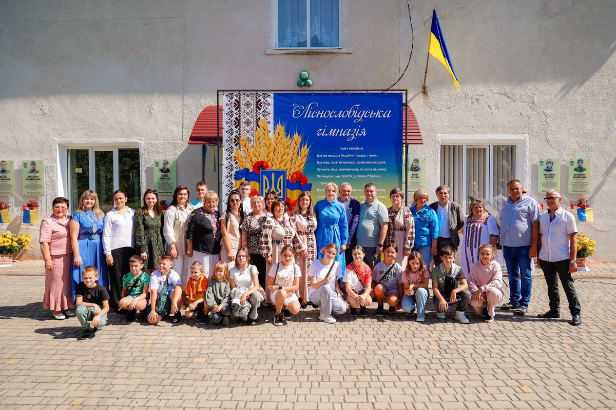 Для школярів в Лісній Слобідці передали новий автобус 5