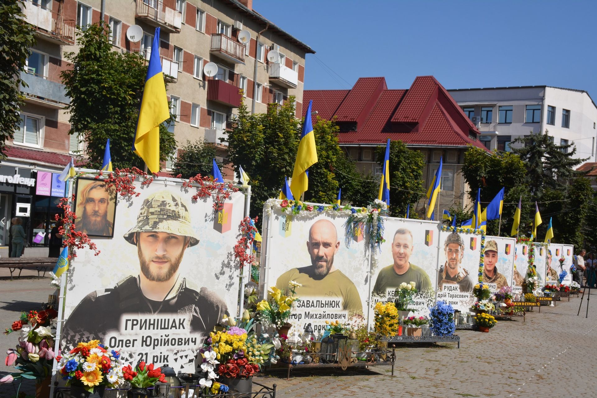 У Надвірній нагородами відзначили полеглих воїнів 3