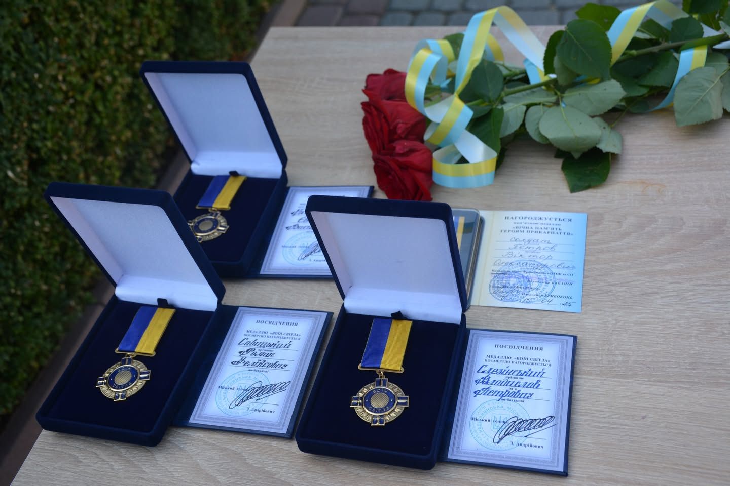 У Надвірній нагородами відзначили полеглих воїнів 5