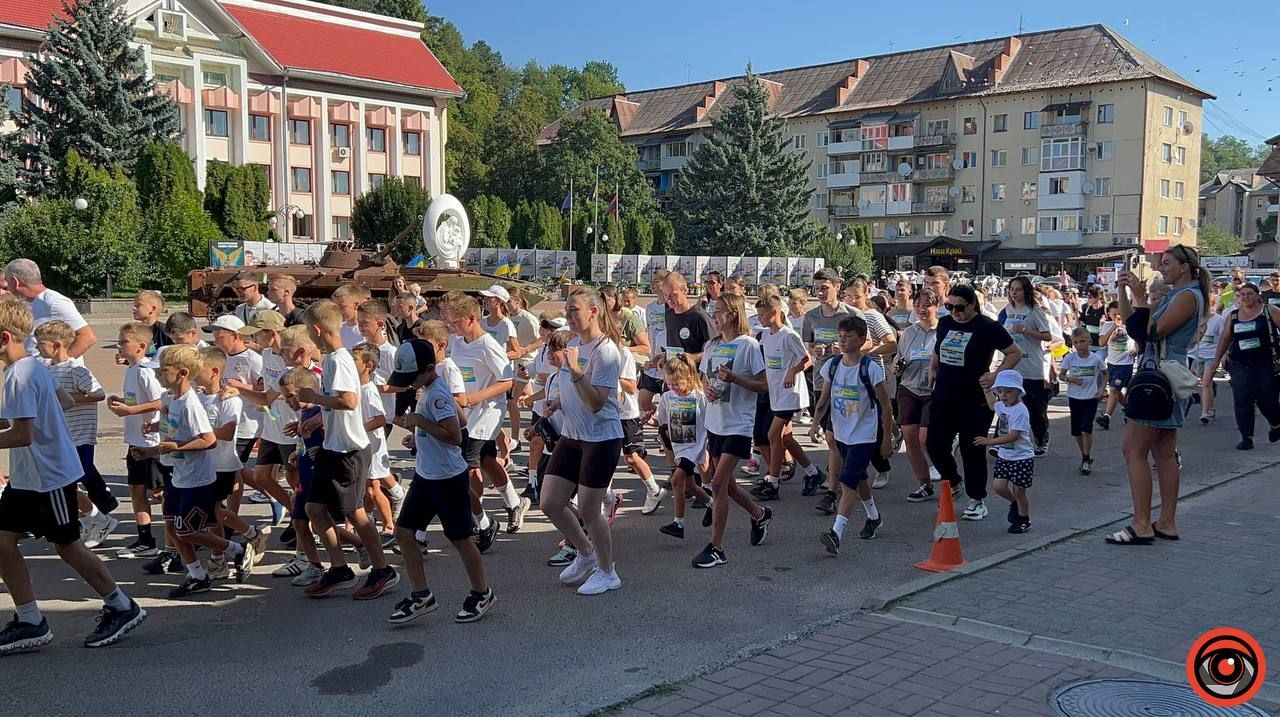 "Шаную Воїнів, біжу за Героїв України»": Косів пробіг у пам'ять про своїх Героїв