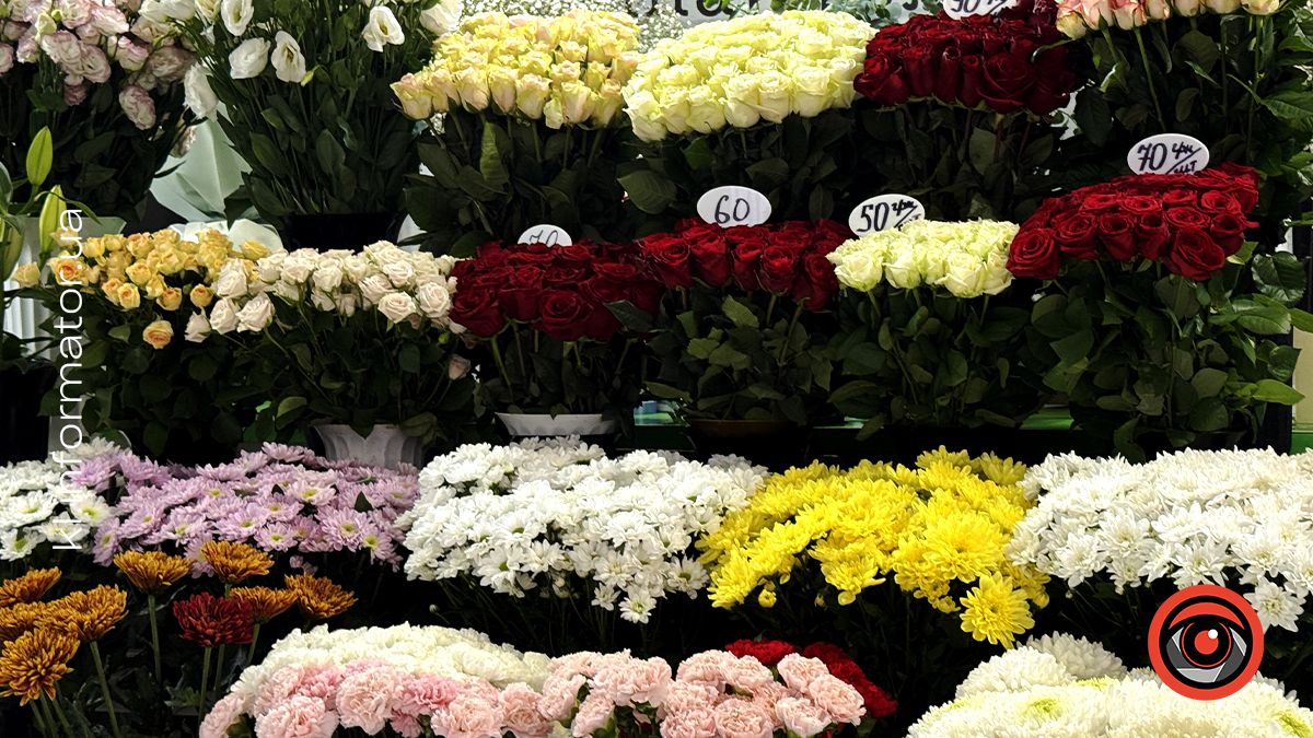Скільки коштують квіти та готові композиції на квітковому ринку в Коломиї напередодні Дня знань