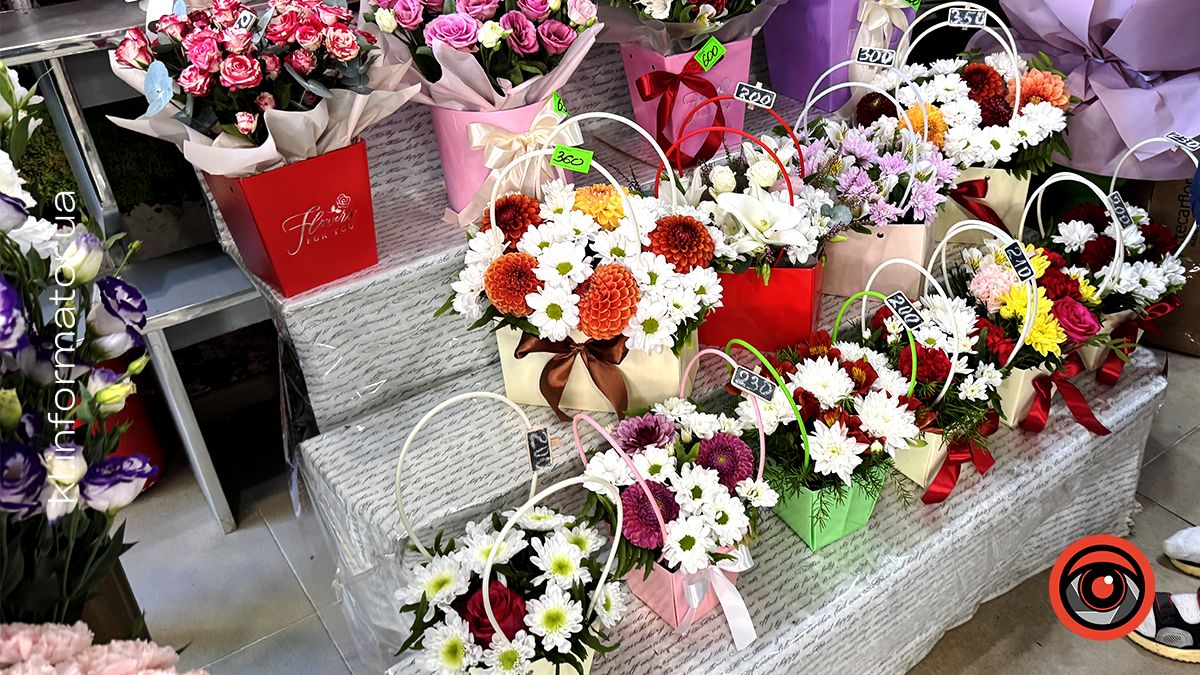 Скільки коштують квіти та готові композиції на квітковому ринку в Коломиї напередодні Дня знань 2
