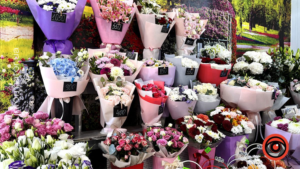 Скільки коштують квіти та готові композиції на квітковому ринку в Коломиї напередодні Дня знань 1