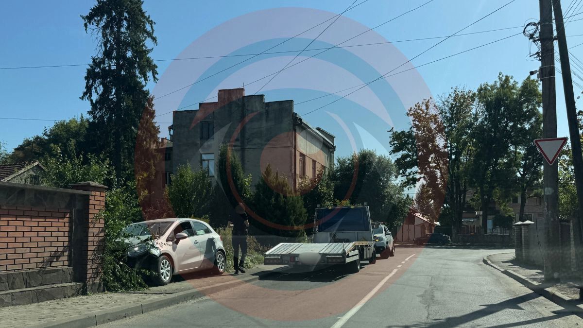 У Коломиї водій легковика врізався в огорожу