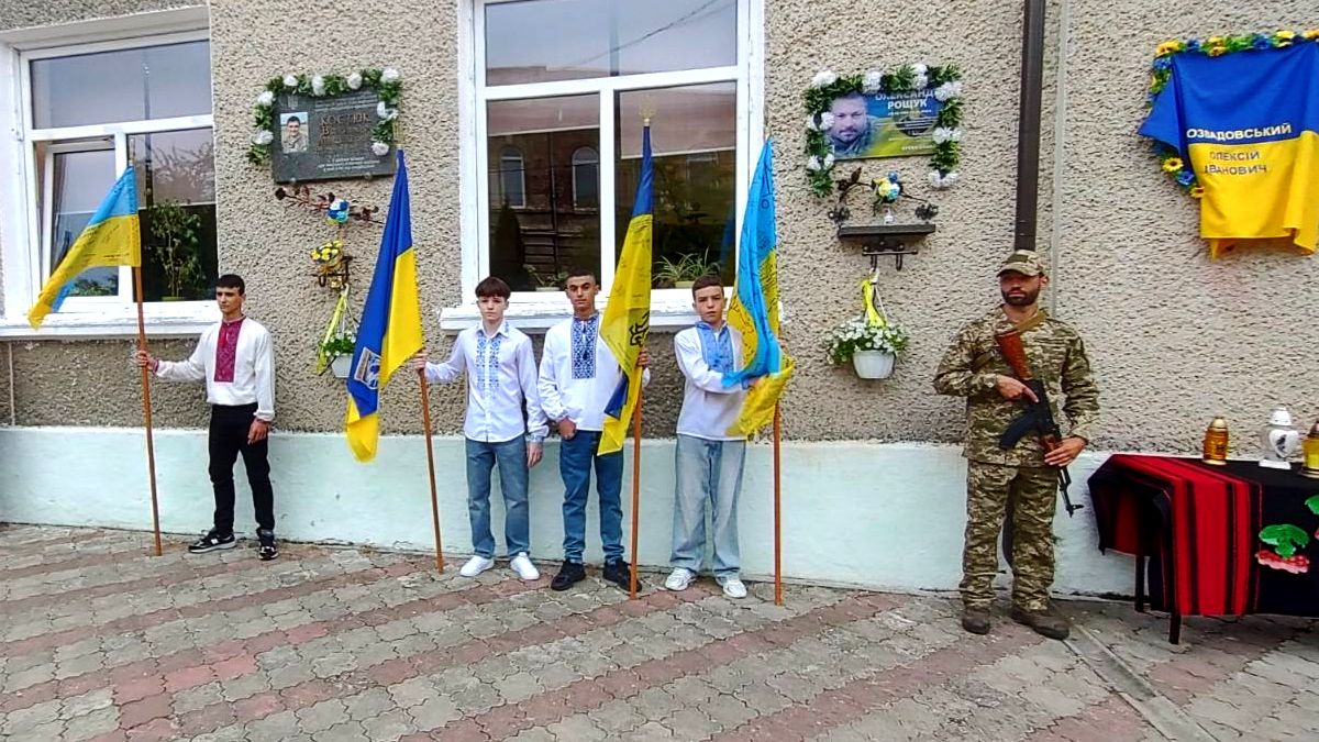 Меморіальною дошкою в Коломиї вшанували пам'ять воїна Олексія Розвадовського 4