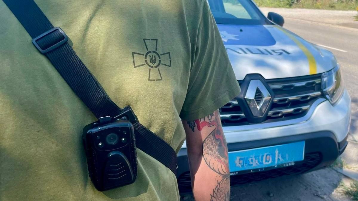 Працівники ТЦК на Прикарпатті перевіряють документи та роздають повістки з бодікамерами