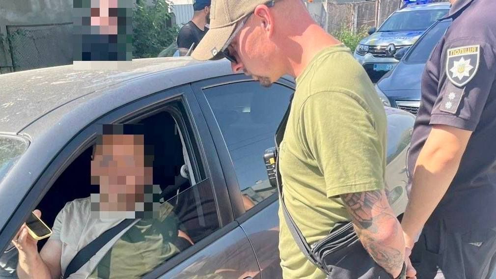 Працівники ТЦК на Прикарпатті перевіряють документи та роздають повістки з бодікамерами 1