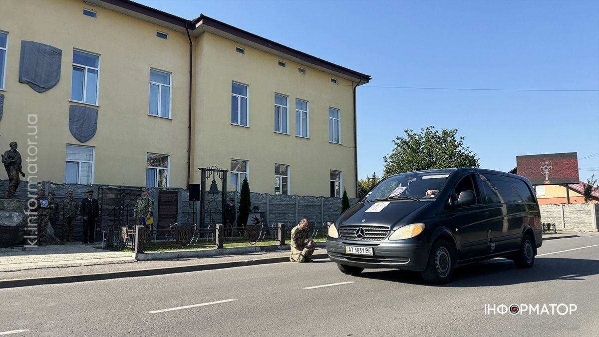 Коломияни зустріли скорботний кортеж з тілом воїна Юрія Алексєєва 1