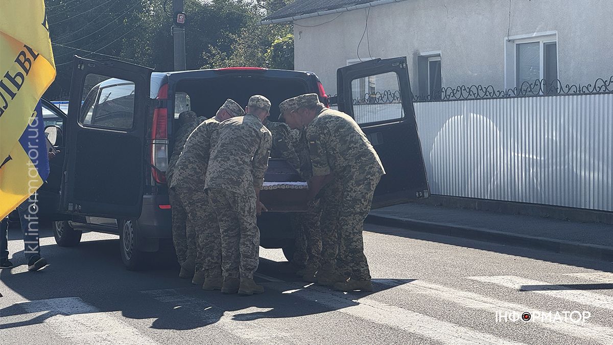 Коломияни зустріли скорботний кортеж з тілом воїна Юрія Алексєєва 2