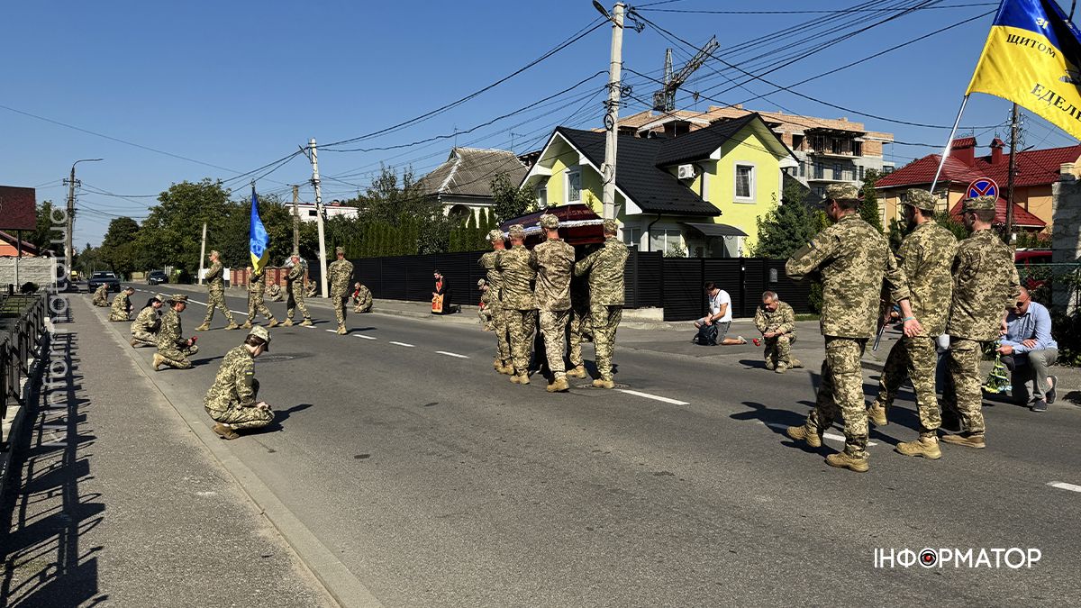 Коломияни зустріли скорботний кортеж з тілом воїна Юрія Алексєєва 4