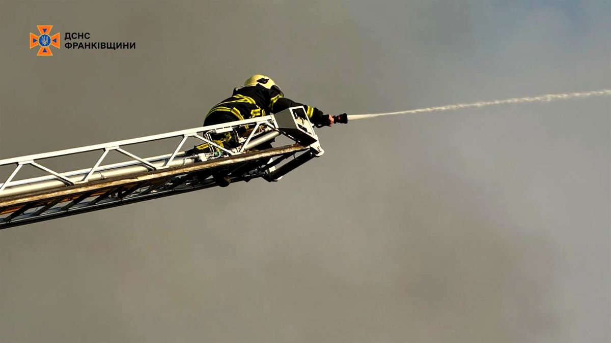 Масштабну пожежу, яка виникла внаслідок ворожого обстрілу, ліквідовують на Прикарпатті