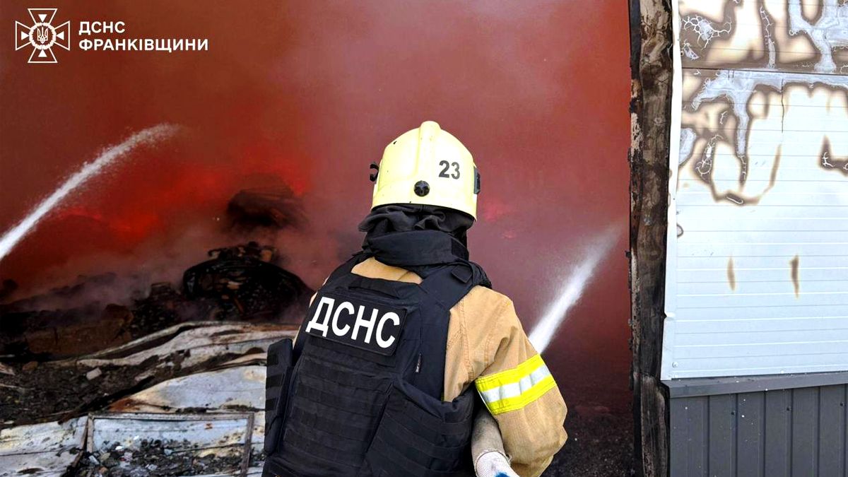 Масштабну пожежу, яка виникла внаслідок ворожого обстрілу, ліквідовують на Прикарпатті 2