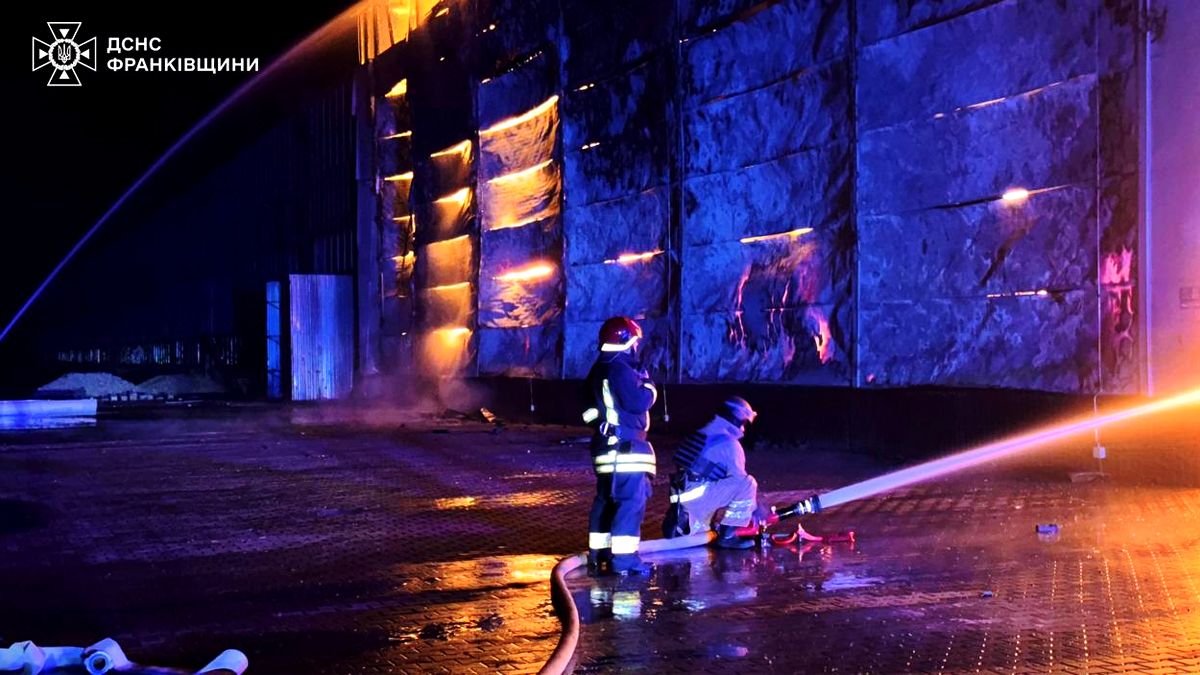 Масштабну пожежу, яка виникла внаслідок ворожого обстрілу, ліквідовують на Прикарпатті 1