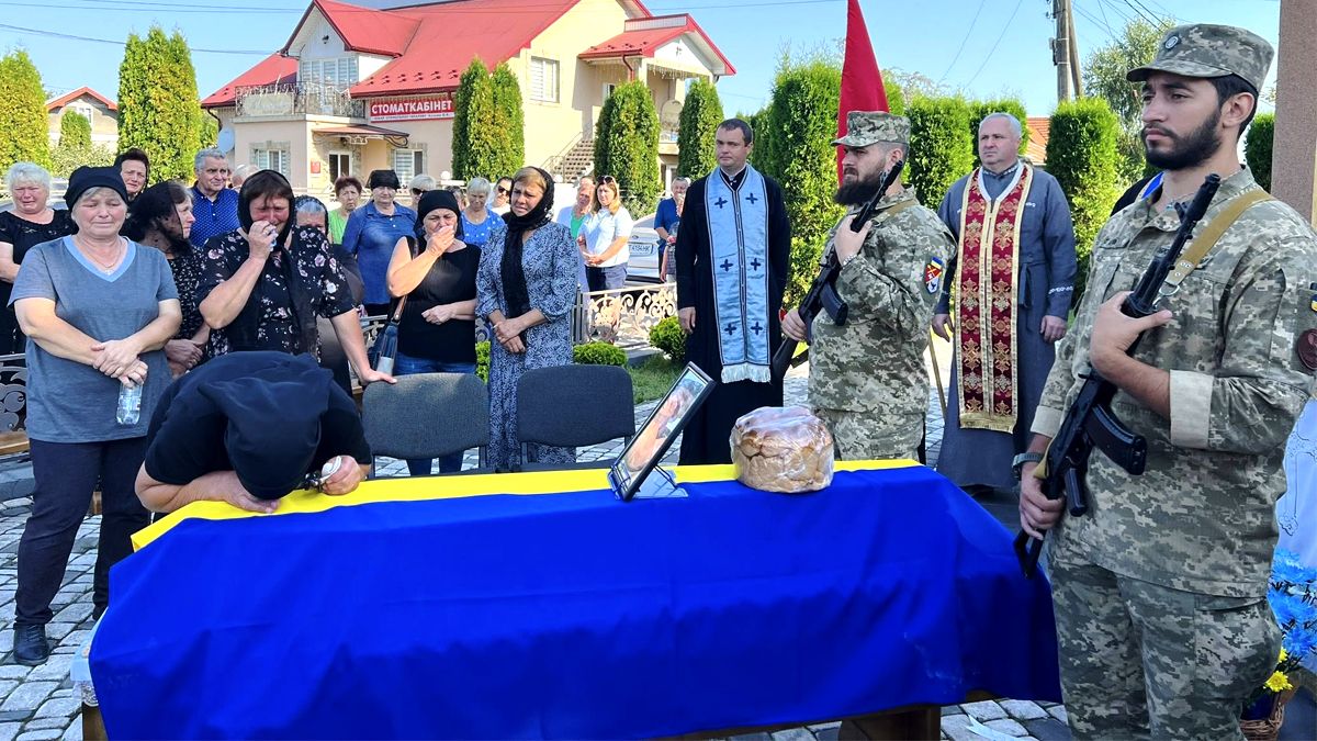Городенківська громада провела в останню дорогу воїна Миколу Миронюка 4