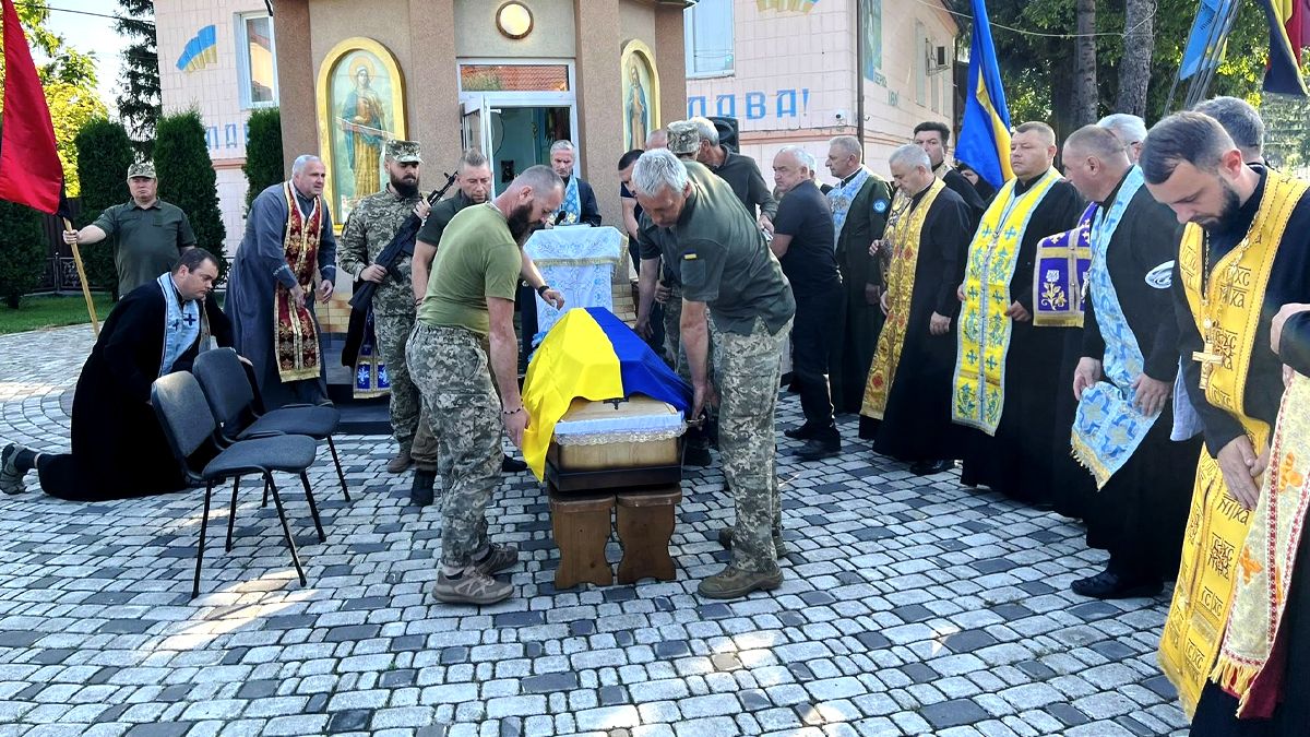 Городенківська громада провела в останню дорогу воїна Миколу Миронюка 6