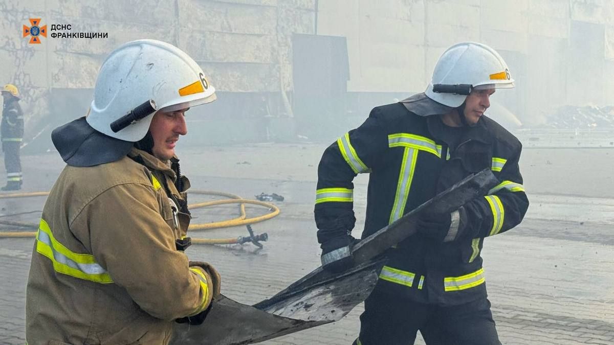 Пожежу, спричинену ворожим обстрілом, гасили на Прикарпатті цілий день
