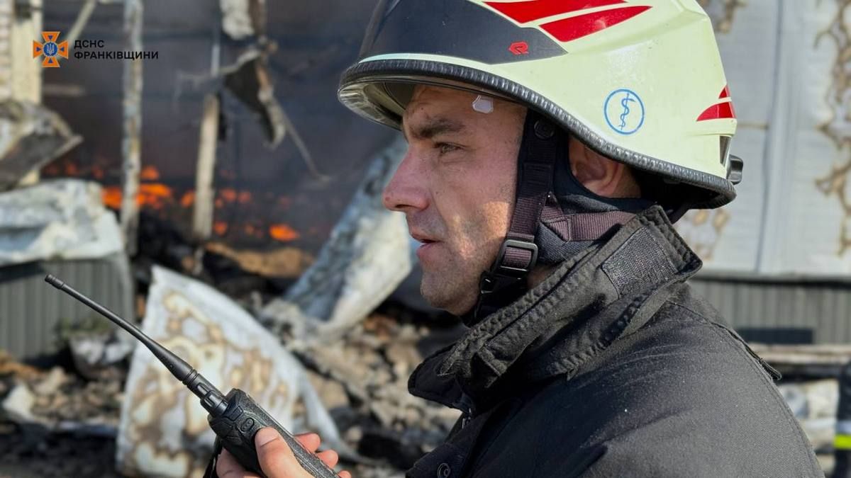 Пожежу, спричинену ворожим обстрілом, гасили на Прикарпатті цілий день 2