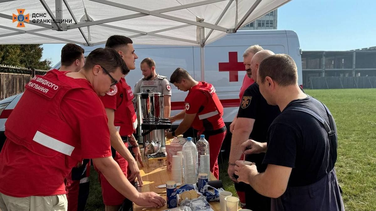 Пожежу, спричинену ворожим обстрілом, гасили на Прикарпатті цілий день 4