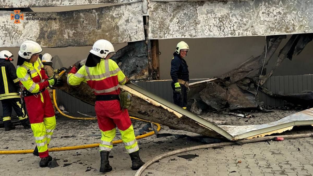 Пожежу, спричинену ворожим обстрілом, гасили на Прикарпатті цілий день 3