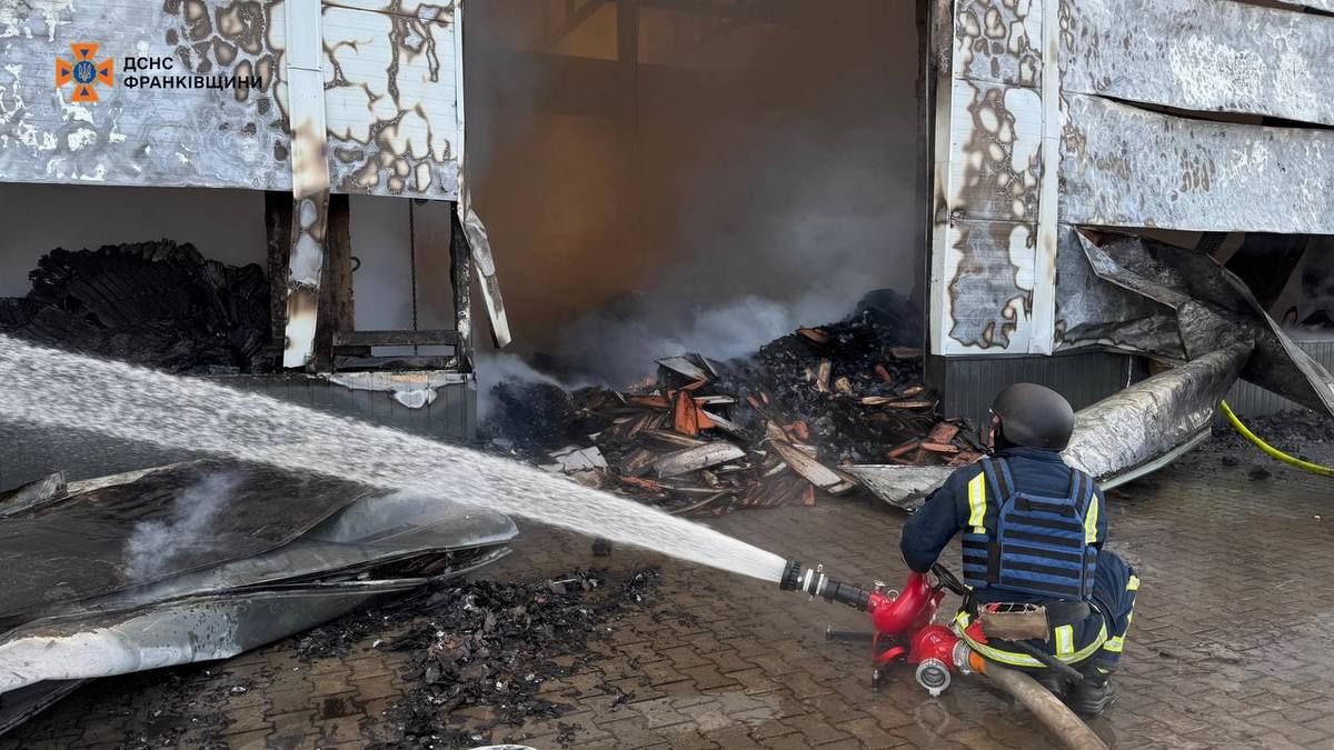 Пожежу, спричинену ворожим обстрілом, гасили на Прикарпатті цілий день 1