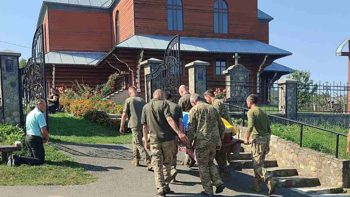 У Матеївецькій громаді навіки попрощалися із захисником Анатолієм Петруком