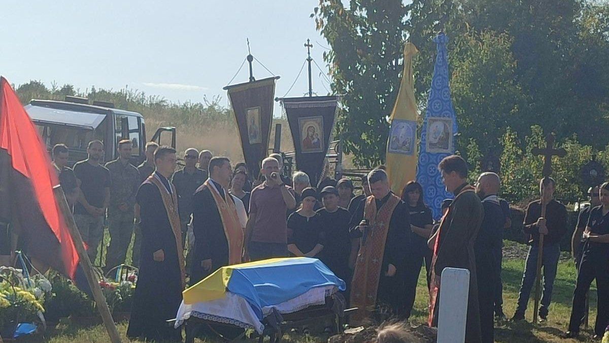 У Матеївецькій громаді навіки попрощалися із захисником Анатолієм Петруком 4