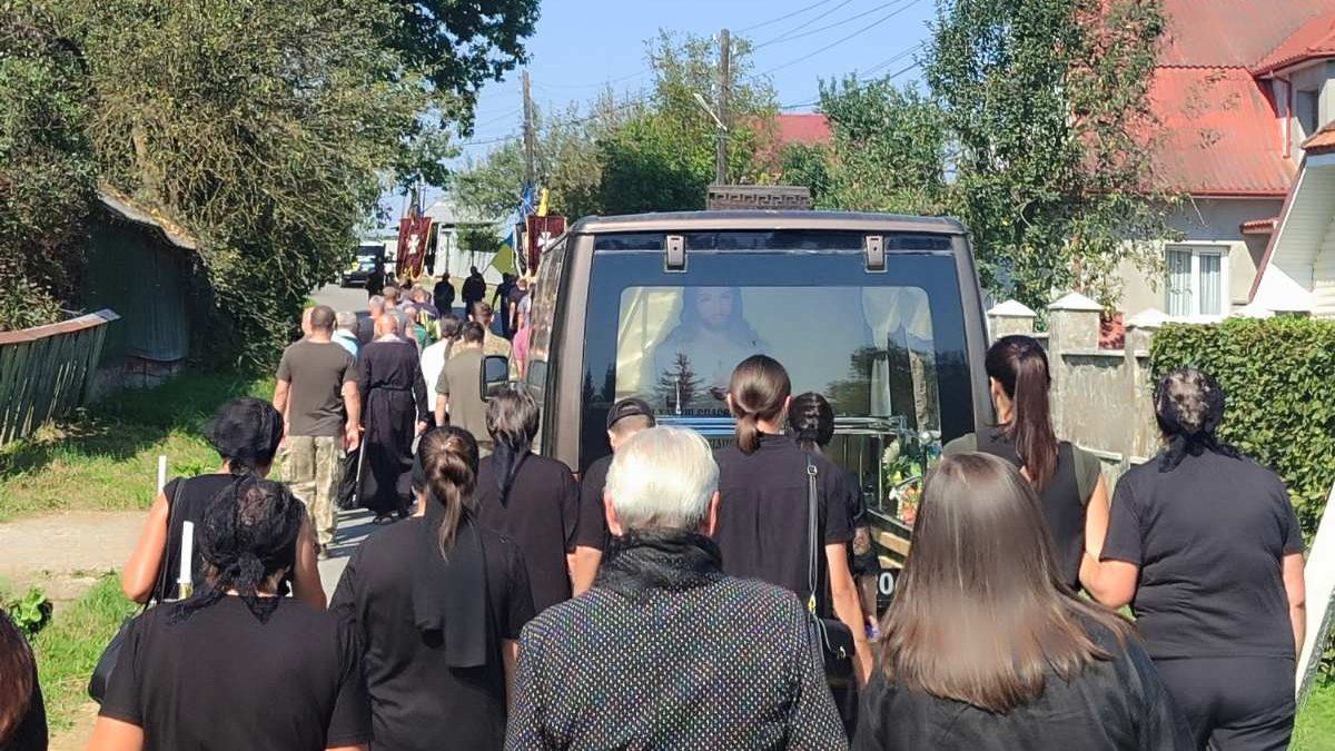 У Матеївецькій громаді навіки попрощалися із захисником Анатолієм Петруком 3