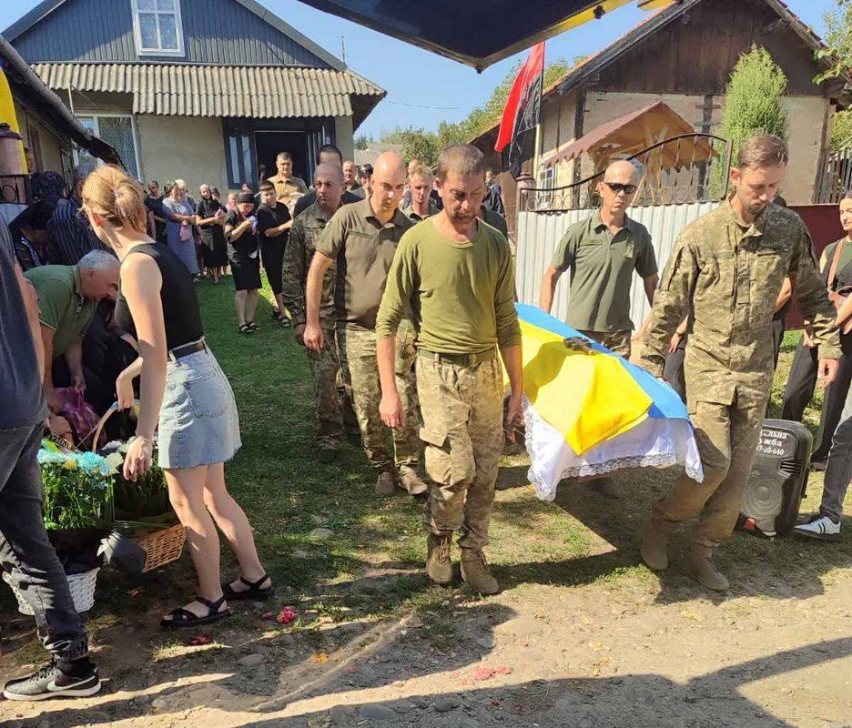 У Матеївецькій громаді навіки попрощалися із захисником Анатолієм Петруком 2