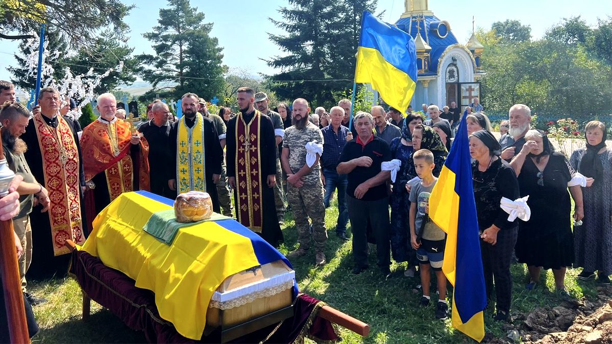 На Городенківщині пройшов чин похорону захисника Миколу Миронюка 9